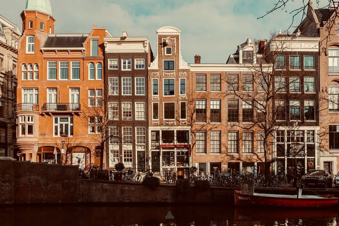 🤍For sale! A rare opportunity for those who appreciate Amsterdam’s rich history: this charming apartment (approx. 37 m²)...